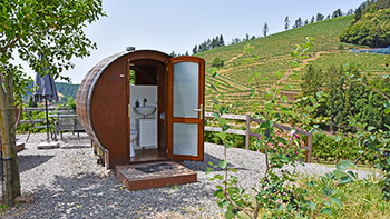 Sanitäreinrichtung mit Toilette und Waschbecken im Wohnfass