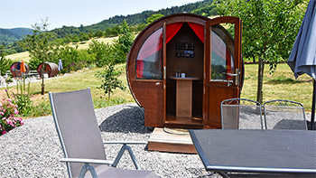 Bei schönem Wetter lockt der Außensitzplatz ins Freie