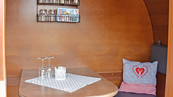 Bequeme Sitzecke im Wohnfass