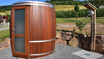 Duschfass mit Dusche, Toilette und fließend warmem Wasser