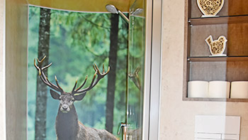 Duschfass mit Dusche, Toilette und fließend warmem Wasser